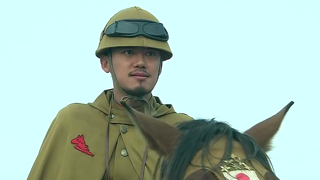 鬼子军官带着骑兵队进攻八路军,没想到八路军作战勇猛,反被俘虏