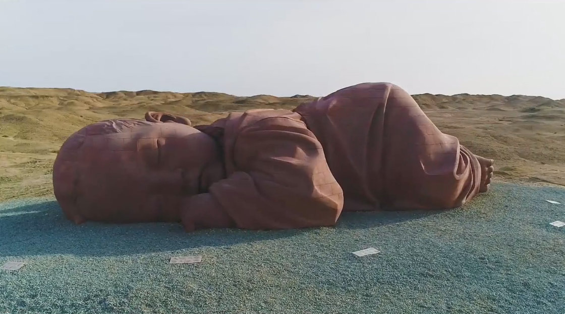 甘肃戈壁滩的"巨婴",孤独沉睡了一整年,游客看到后感到怜悯!