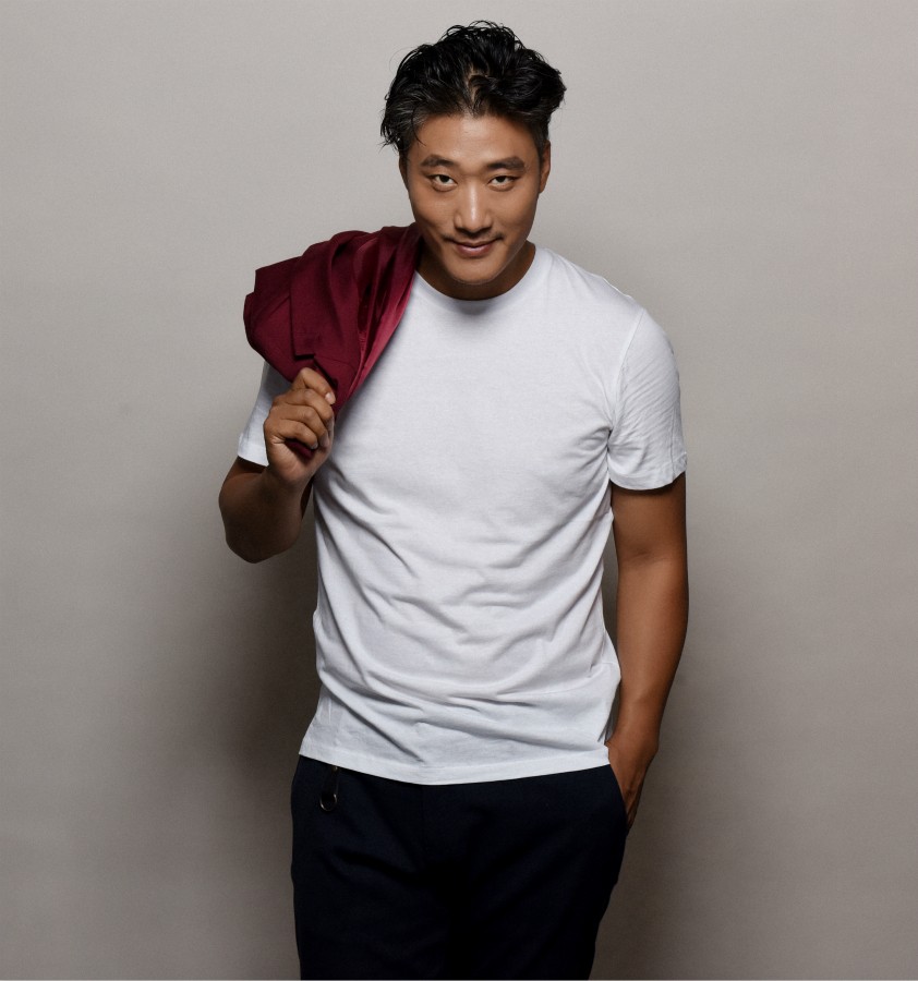 近日,演员常荻曝光了一组写真,他身着酒红色西装,内搭白色t恤杉,简单