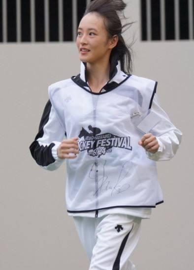 天下,不过日本却有一位叫做藤田菜七子的年轻妹纸,年纪轻轻,成绩斐然