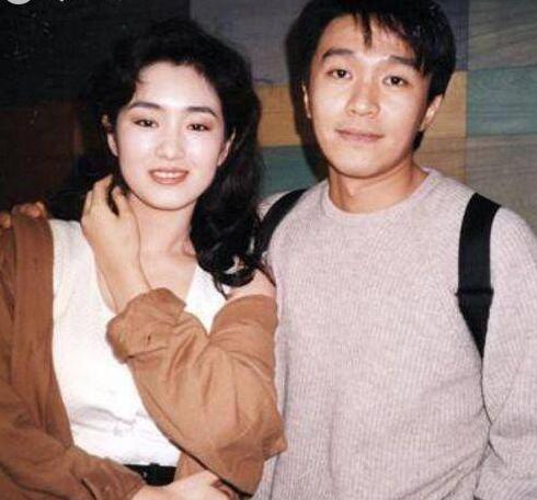 年轻时的周星驰和很多女演员合作过,合作期间也留下了不少照片纪念.