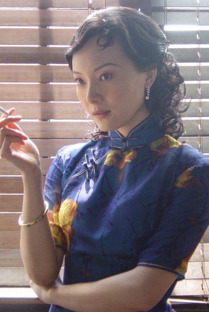 她放弃单位分的大房子,22岁考入中戏,今41岁美得让人移不开眼