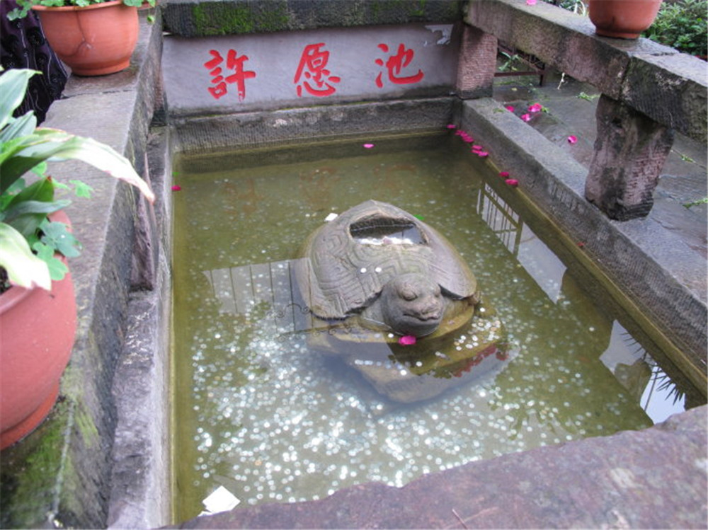 只要心里有愿望,哪里都是许愿池,就服最后那位老太婆!