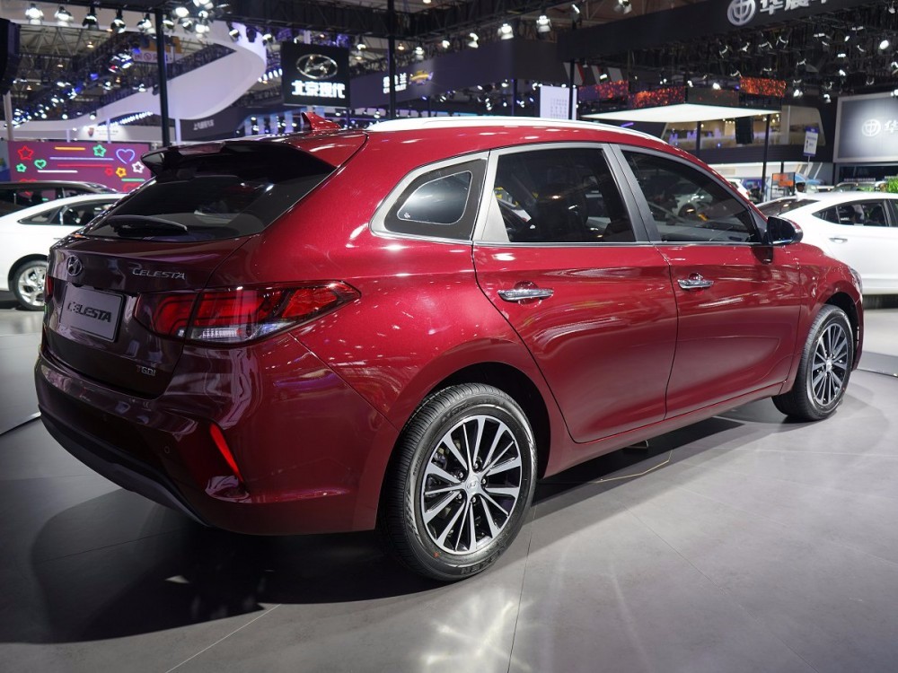 2018成都车展:今年流行跨界车?现代大两厢命名逸行