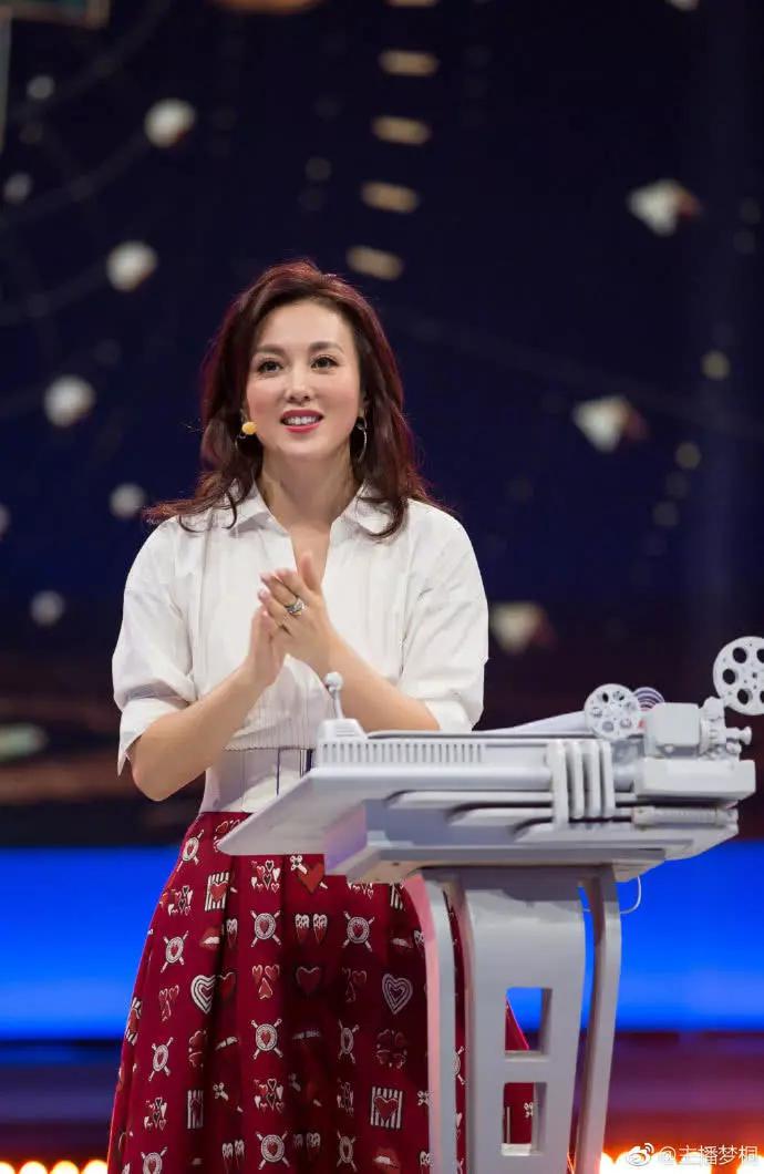 但是在考大学之前,被某位老师指导说很有主持天分,梦桐直接放弃了保送