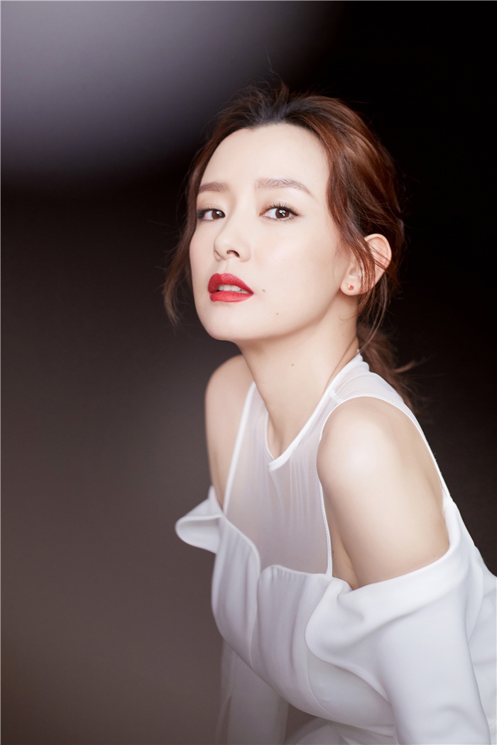 个人品牌yesbyyesir在京举办18秋冬时装发布会,演员周奇奇受邀头排看