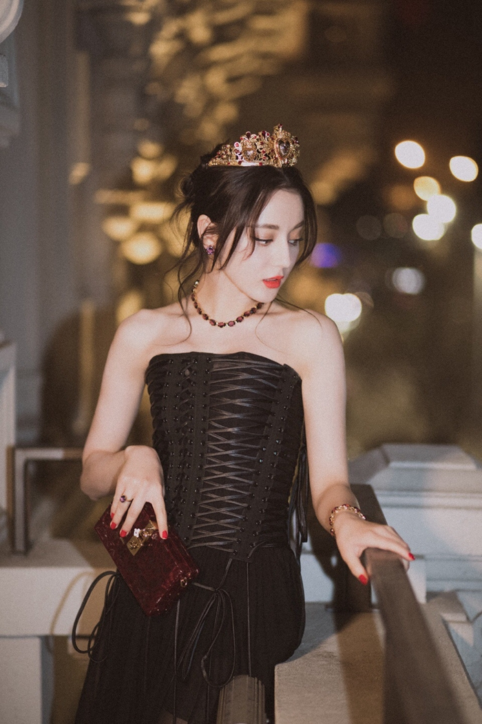 当关晓彤与热巴同穿黑色抹胸裙,网友:这是小公主与女王的差距!