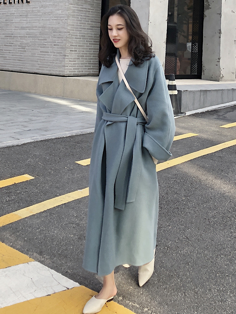 今年流行的"雾霾蓝"大衣,配上这3种颜色的内搭,时髦又显气质