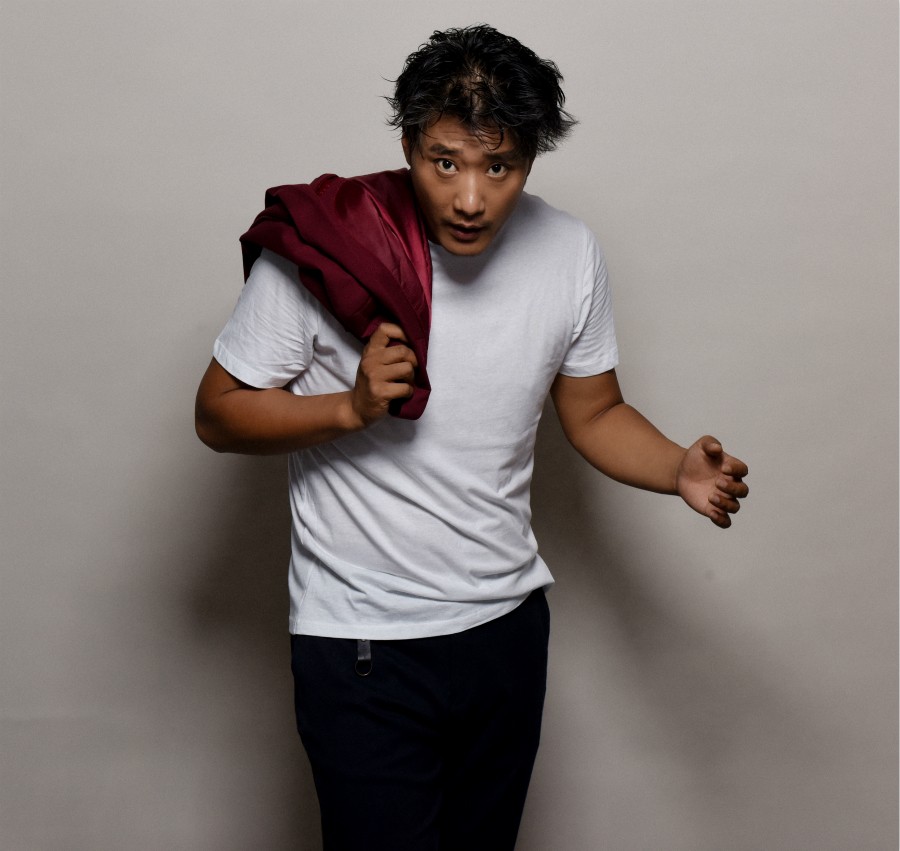 近日,演员常荻曝光了一组写真,他身着酒红色西装,内搭白色t恤杉,简单