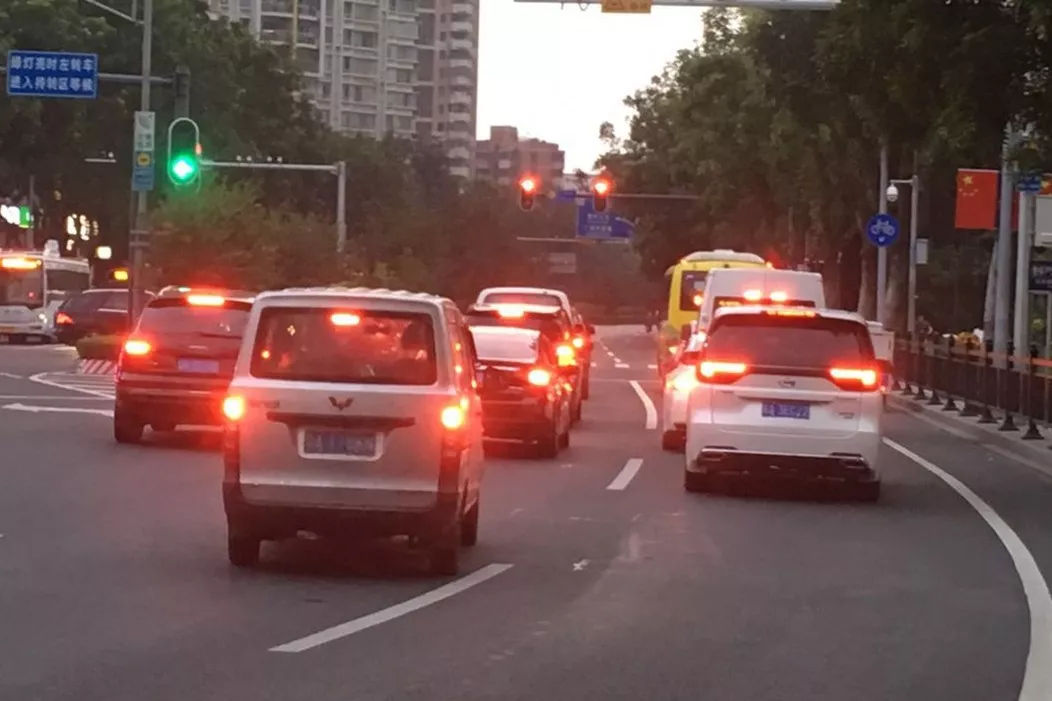 老实说,等红绿灯的时候是不是一直踩着刹车?-新浪汽车