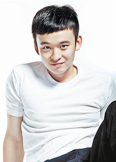 父亲是周星驰御用演员, 母亲亲手带红了李冰冰, 他也开始走红了