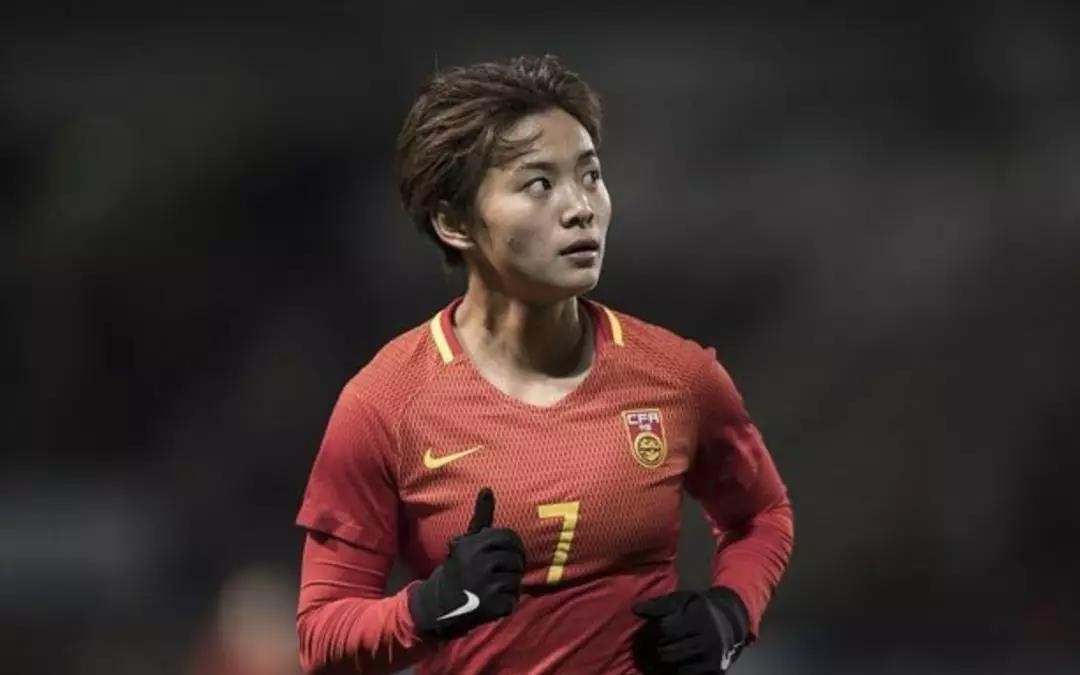 捧得亚洲足球小姐,征服欧冠大巴黎,铿锵玫瑰王霜傲霜绽放!