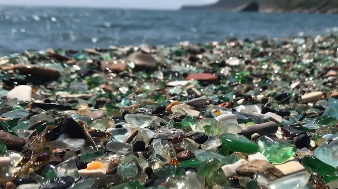 耀眼的玻璃海滩惊艳无数人的眼球?却是由无数的垃圾转变而成