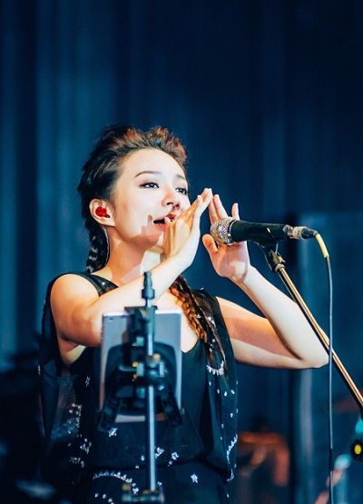 这句歌词送给faye,也送给每一个追过飞儿乐队,如今正努力拼搏的每一