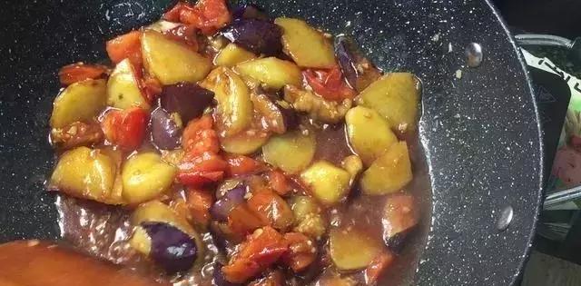 1个西红柿,1个土豆,再来1个茄子,这样做,比吃肉过瘾
