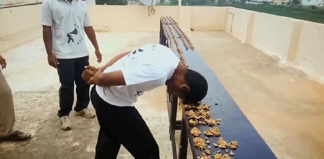 让你们见识下真正的"铁头功"吧!一分钟内用头砸核桃最多的人!