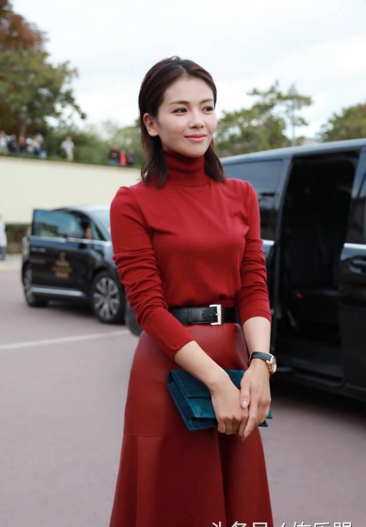 刘涛一身红色惊艳巴黎时装周, 网友: 气场好强大, 皮裙时尚好看