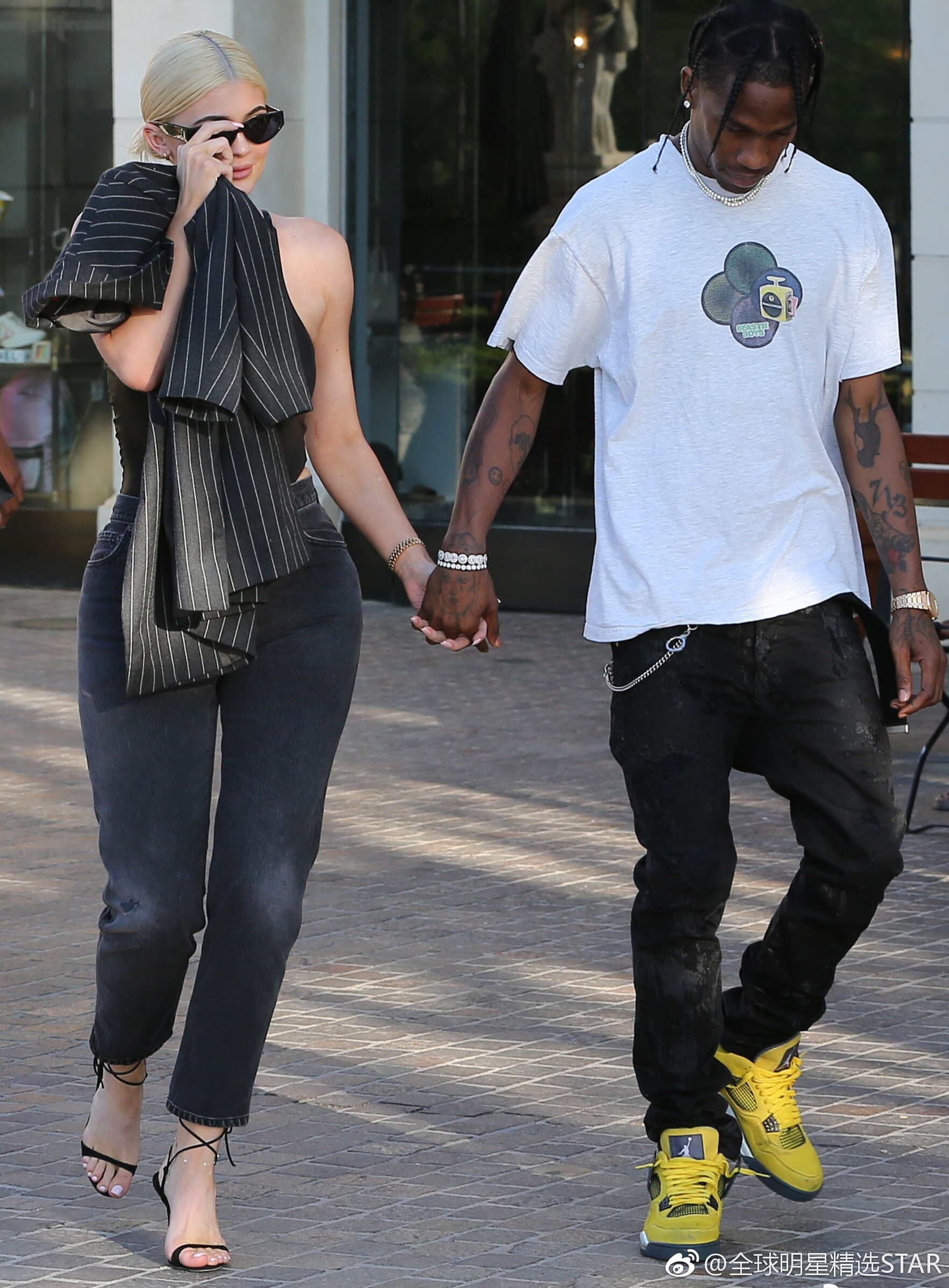 社交名媛凯莉·詹娜与男友travis scott逛珠宝店,引起订婚传闻