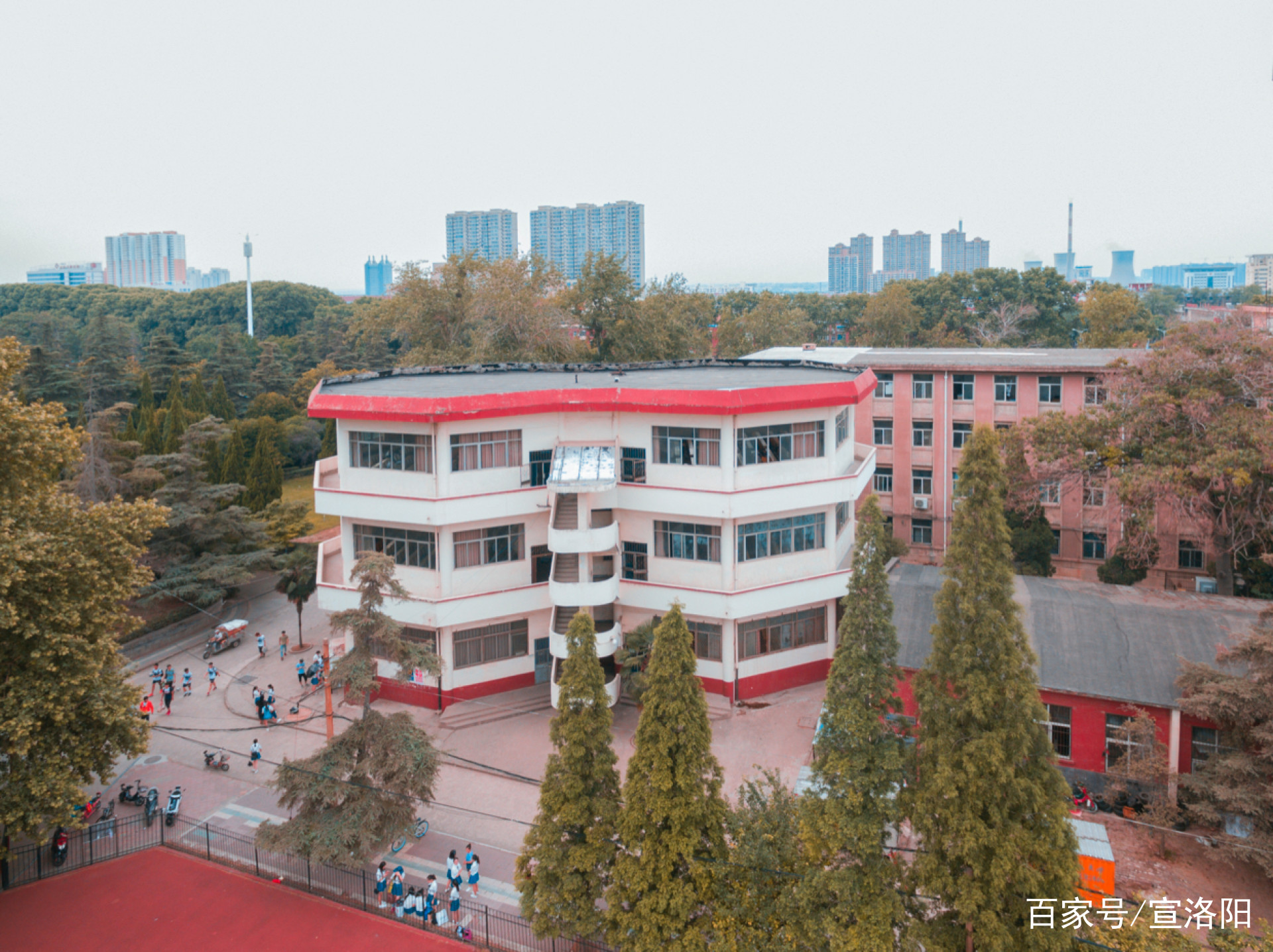 河南科技大学西苑校区一角河南科技大学,在洛阳是一个神一样的存在