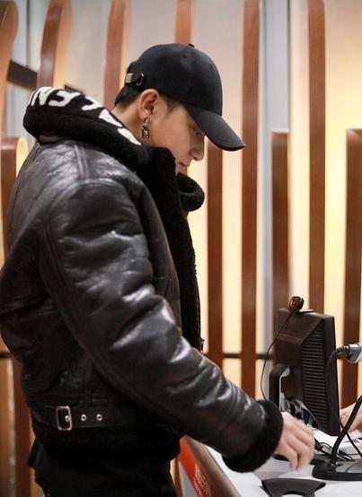 黄子韬黑色羊皮夹克现身机场, 撩头发动作太帅了, 爆灯爆灯