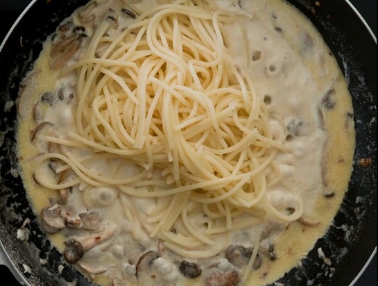 白汁蘑菇意粉,3种材料自制白汁,鲜香滑溜,美味根本挡不住!|蘑菇|忌廉|牛油_新浪新闻