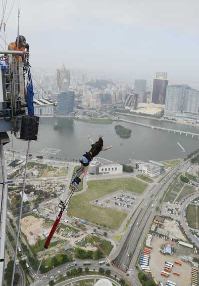少女穿着裙子去蹦极,跳下去的一瞬间周围的人笑了,瞬间尴尬不已