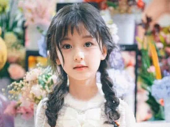 她—裴佳欣,你们看完裴佳欣是不是跟小菲一样深深