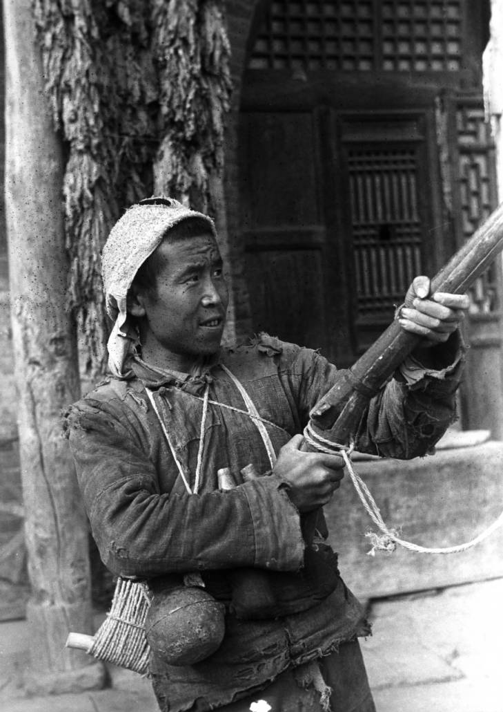 抗战民兵们,武器匮乏但精神抖擞,图5武器非常简陋但威力人