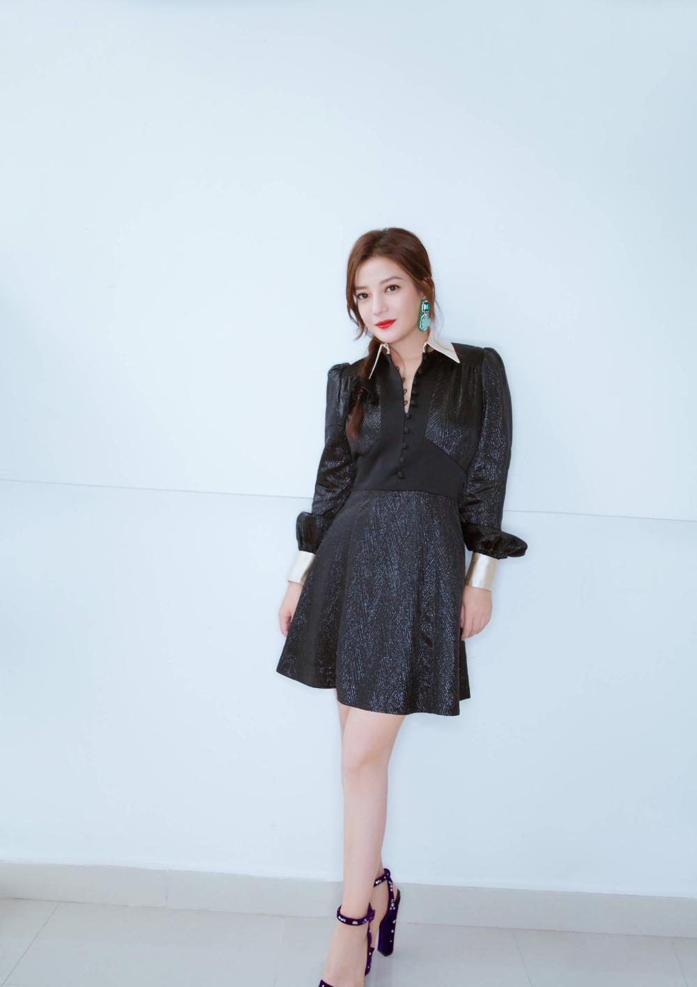 赵薇一袭亮金色的小黑裙搭镶钻细高跟, 简约干练气场十足