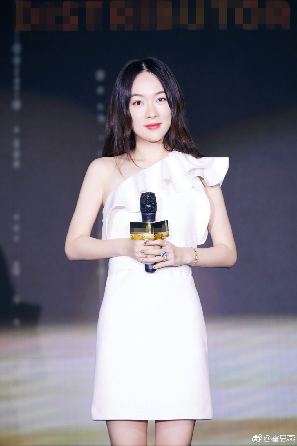 霍思燕斜肩白裙出席活动,美腿又细又长,香肩半露太诱人