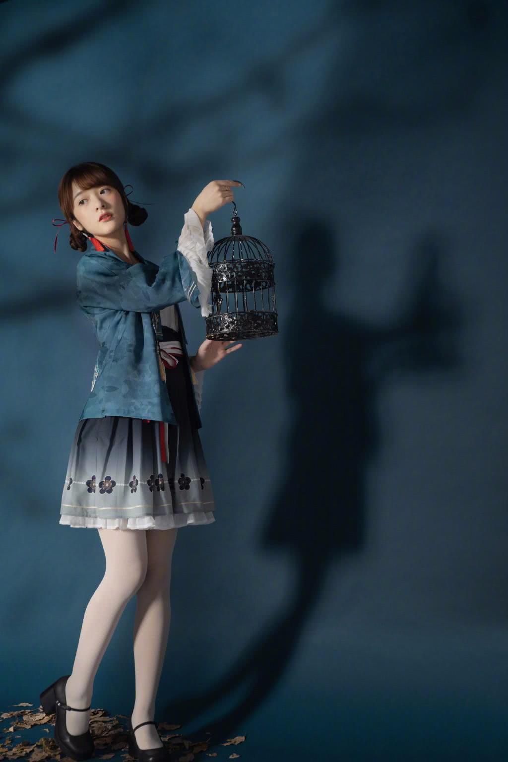 徐娇汉服装犹如画中人,双马尾娇俏可爱,手撩裙摆小玩性感