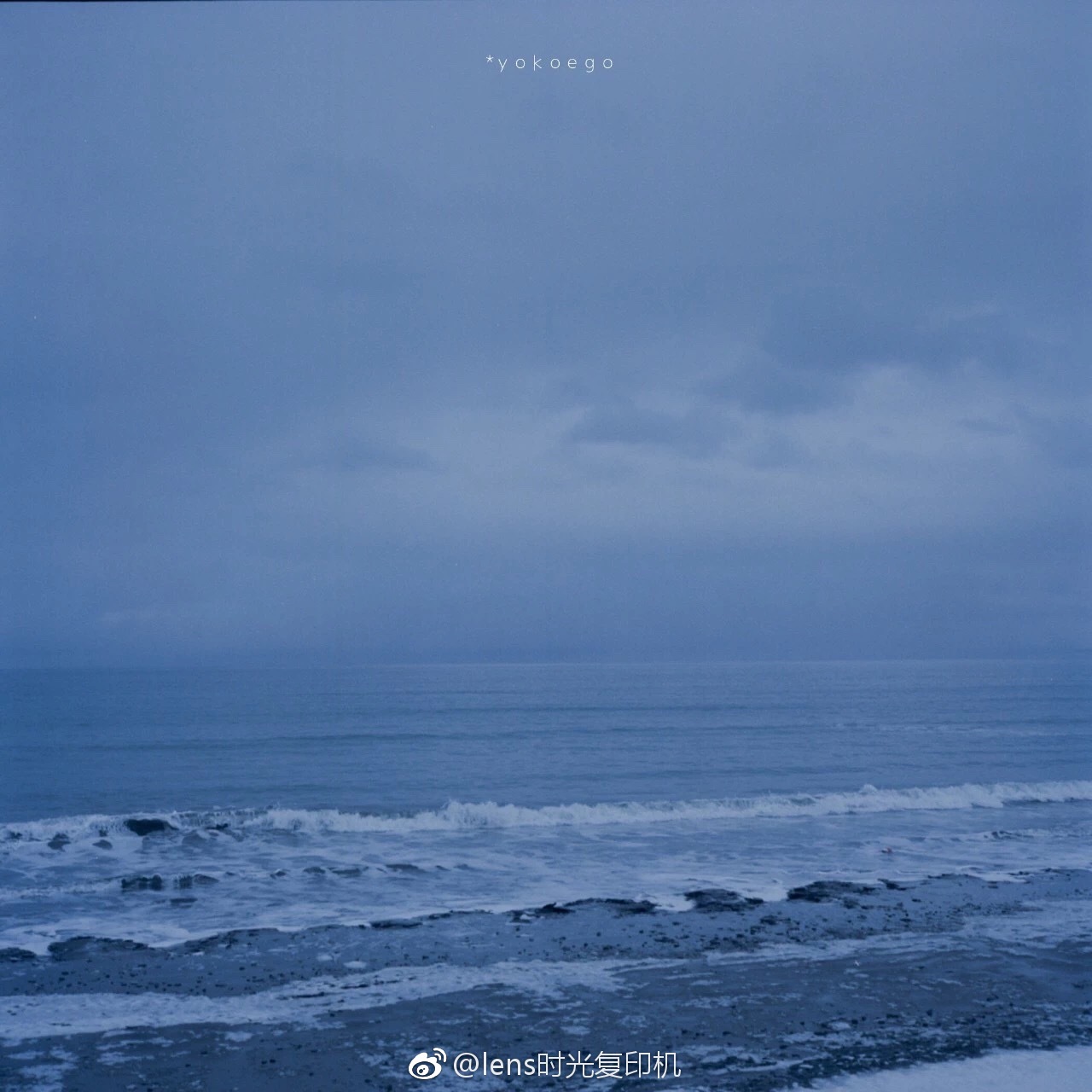 蓝色是不想说,灰色是忧郁.安静的影像倾诉的故事反而变得更多.