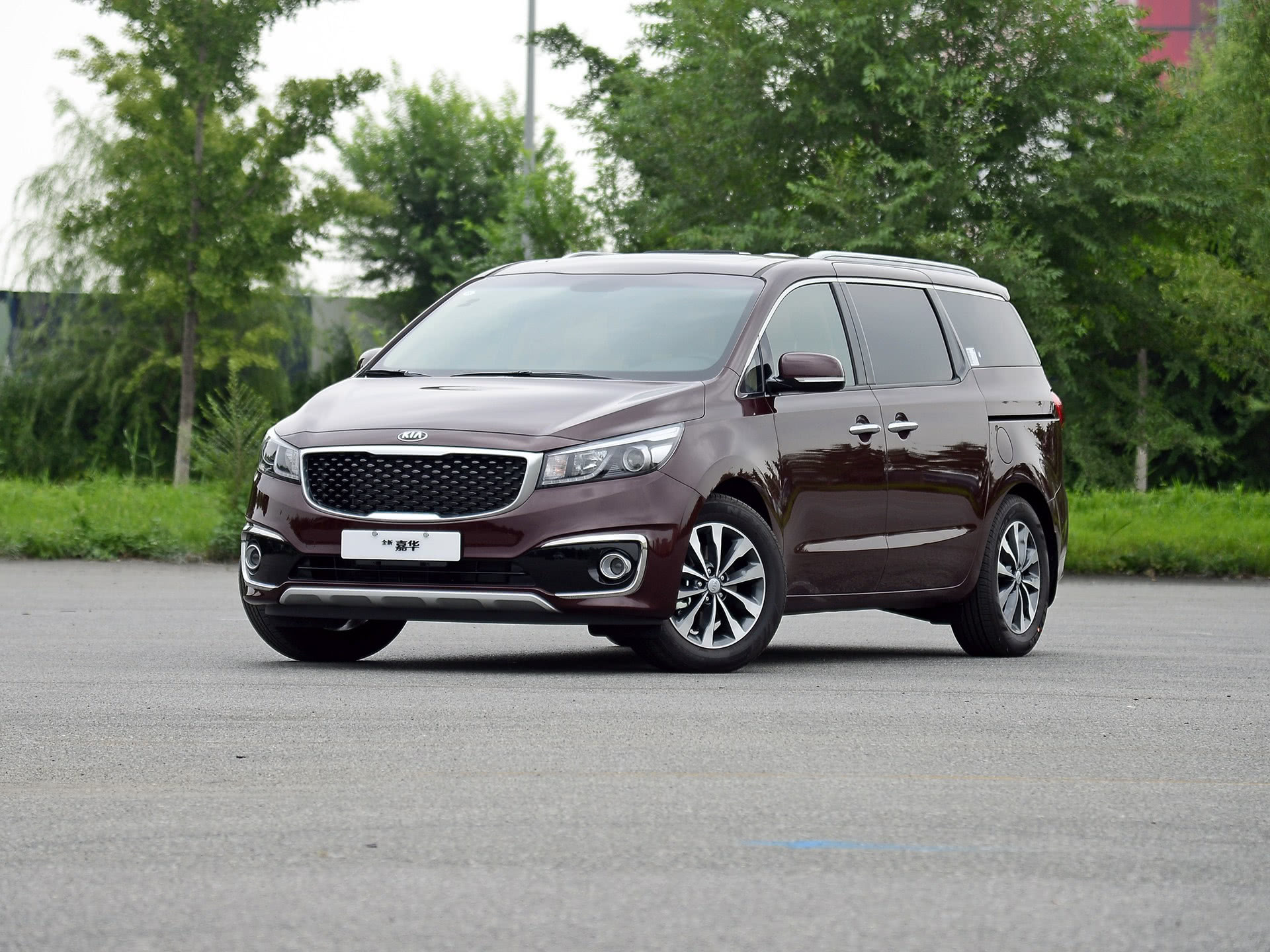 轴距超3米配2.2t,不过看脸被吓着了,关键能坐8个人!