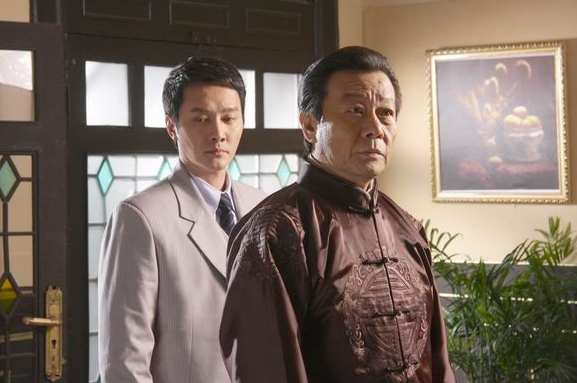 他有两个老婆,楼上楼下相处和睦,儿子无比帅气,颜值远超母亲!