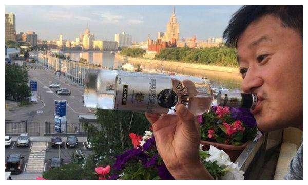 吴京阳台上对瓶吹洋酒, 网友: 这娃最近有点飘