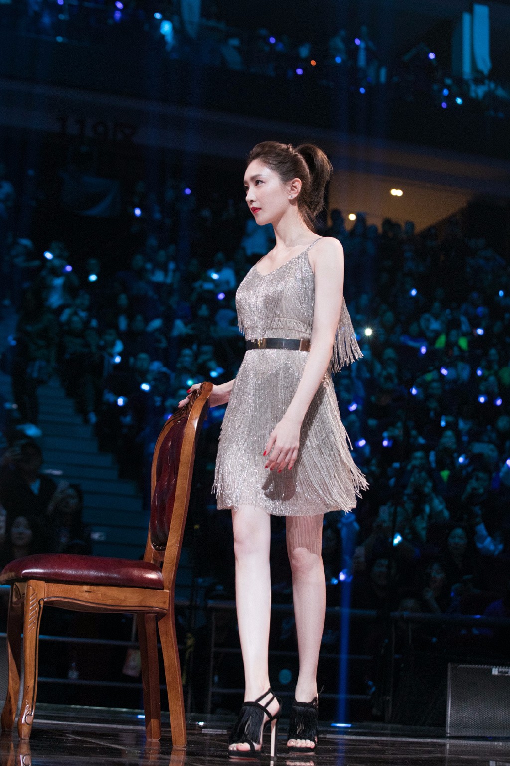 江疏影扮嫩,双腿都要成筷子了,网友:说实话,腿型一点不好看!