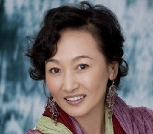 当红时嫁给腾格尔,八年婚姻以离婚收尾,复出后接戏火到爆|哈斯高娃