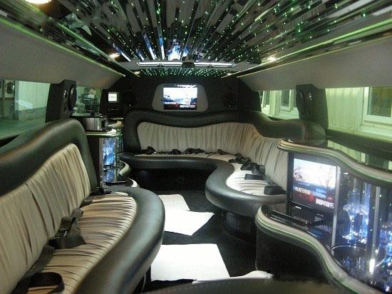 六轮悍马挡住商业街两间门面内饰空间可以当ktv包厢