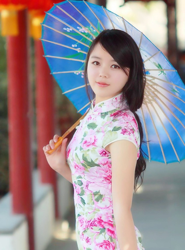 一个有着南方民族风情的江南女子