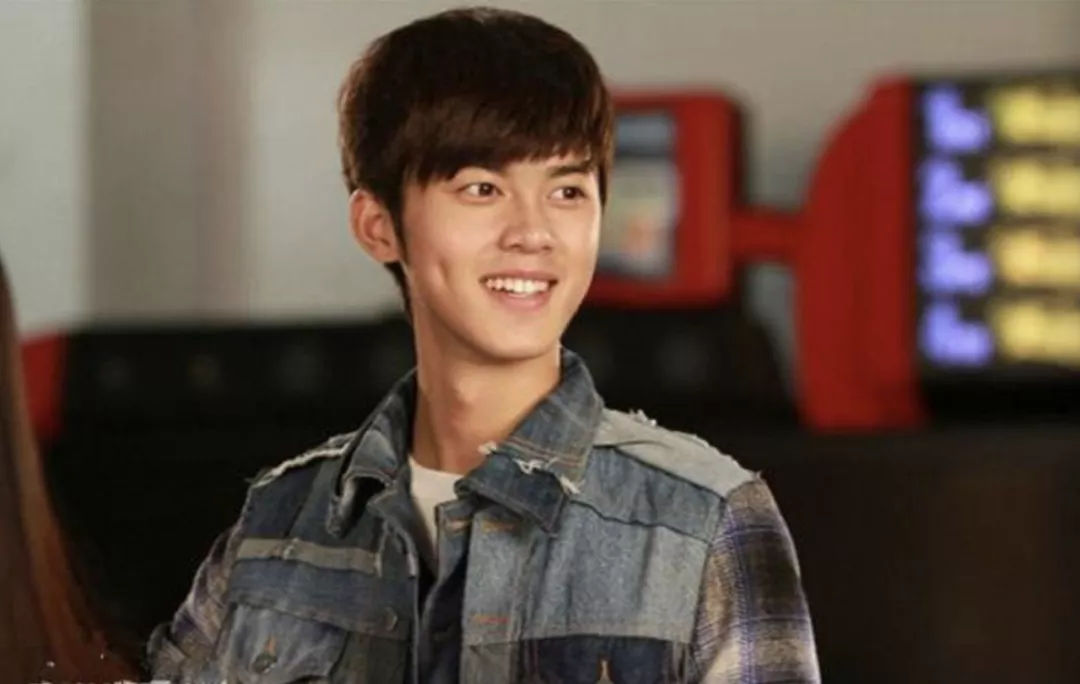 谢彬彬出道的第一部电视剧作品,是出演叶璇主演的《青春烈火》(又名