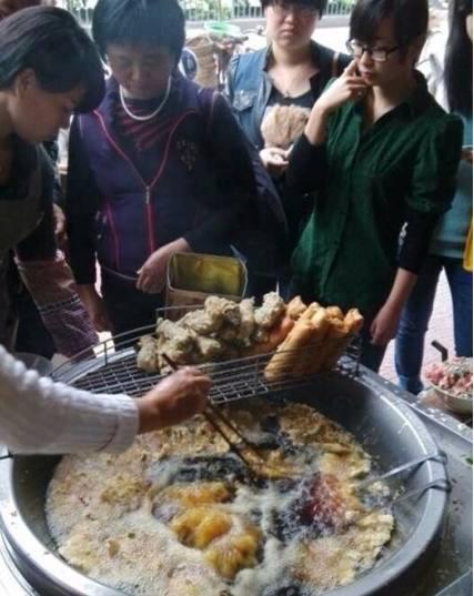 大叔卖这种小吃,排队都要排好久,生意也太好了,你吃过吗?