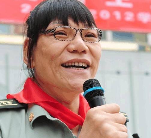 51岁郑海霞近照曝光双腿变形步履蹒跚如今享受正师级待遇