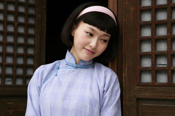 她的这个造型与其他人比起来,多了厚厚的平头刘海,更贴切民国时期女