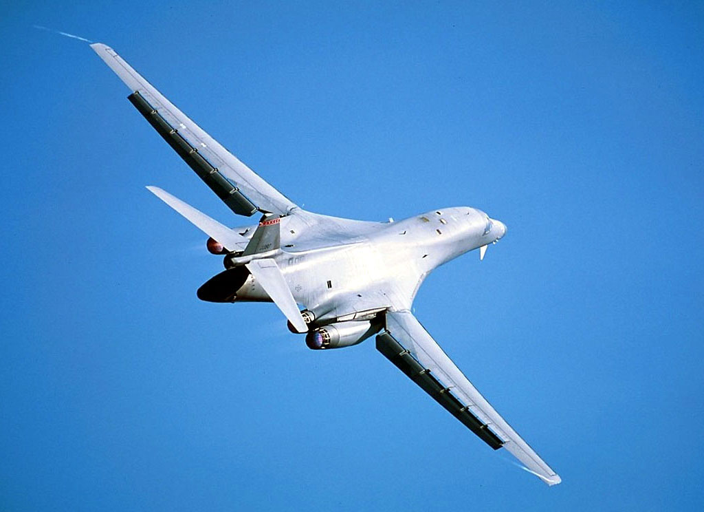 一架b1轰炸机空中突然起火,飞行员弹射失败,上演惊险逃生