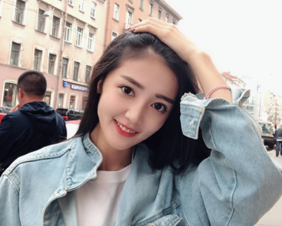 女足球解说员洋叮叮,晒出自己在俄罗斯世界杯期间的照片_新浪看点