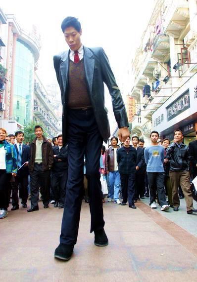 世界第一巨人不是姚明,身高2米42,结婚19年无法怀孕