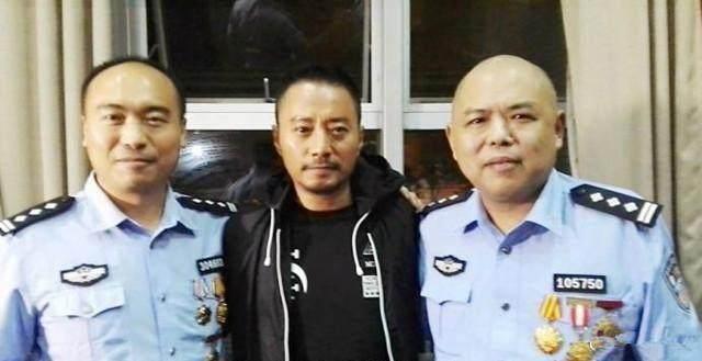 明星与警察合影: 黄渤像指认现场, 王菲像押解犯人, 撒贝宁像哥们