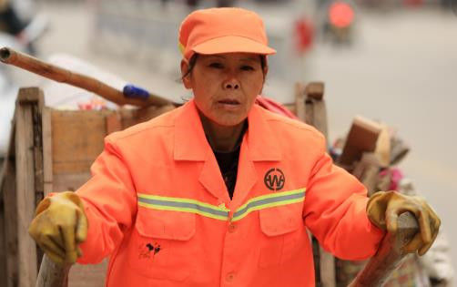 清洁工扫街捡了钱包,花里面1元钱买水,失主感谢她让大妈乐坏了