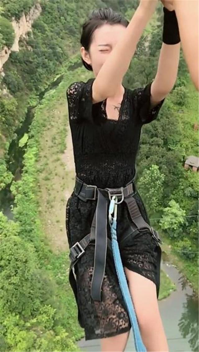 这位95后的成都美女前阵子穿着裙子去参加了一个平时都不敢玩的蹦极