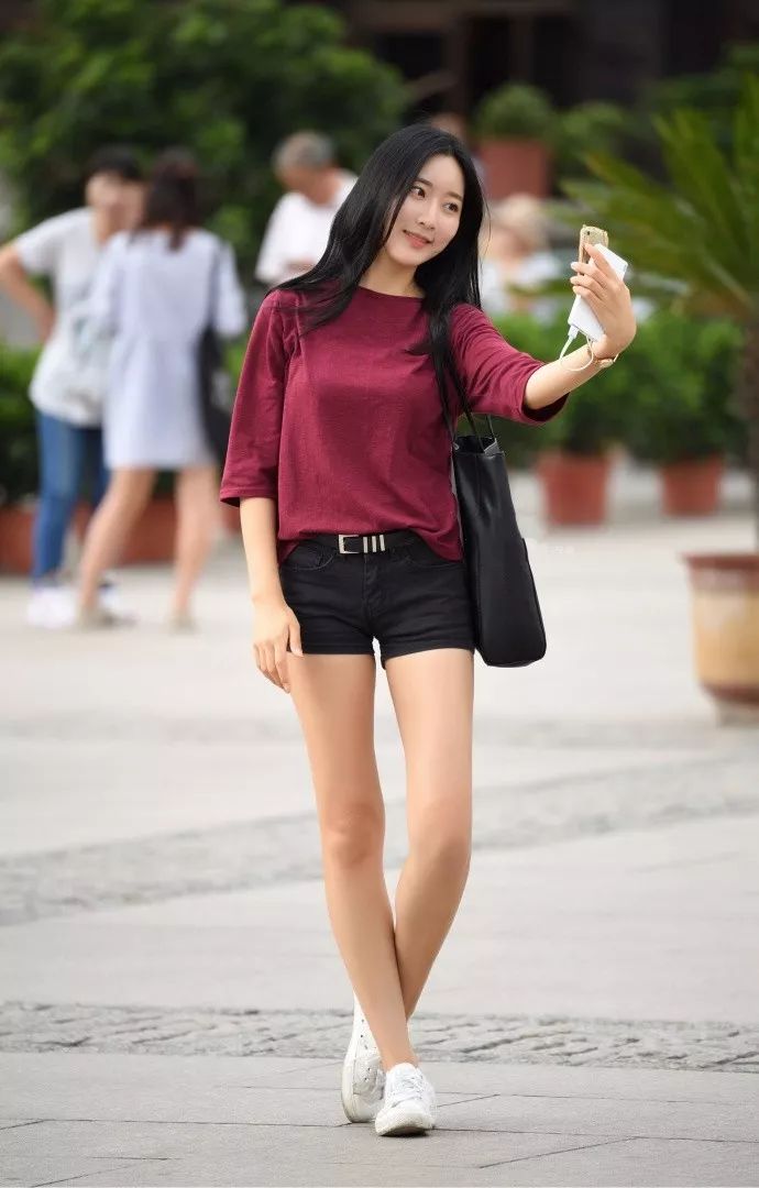 旅拍很妩媚动人的一个红衣性感美女